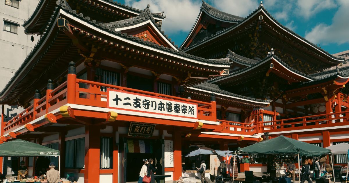 名古屋・大須観音の本堂と参道のにぎわい