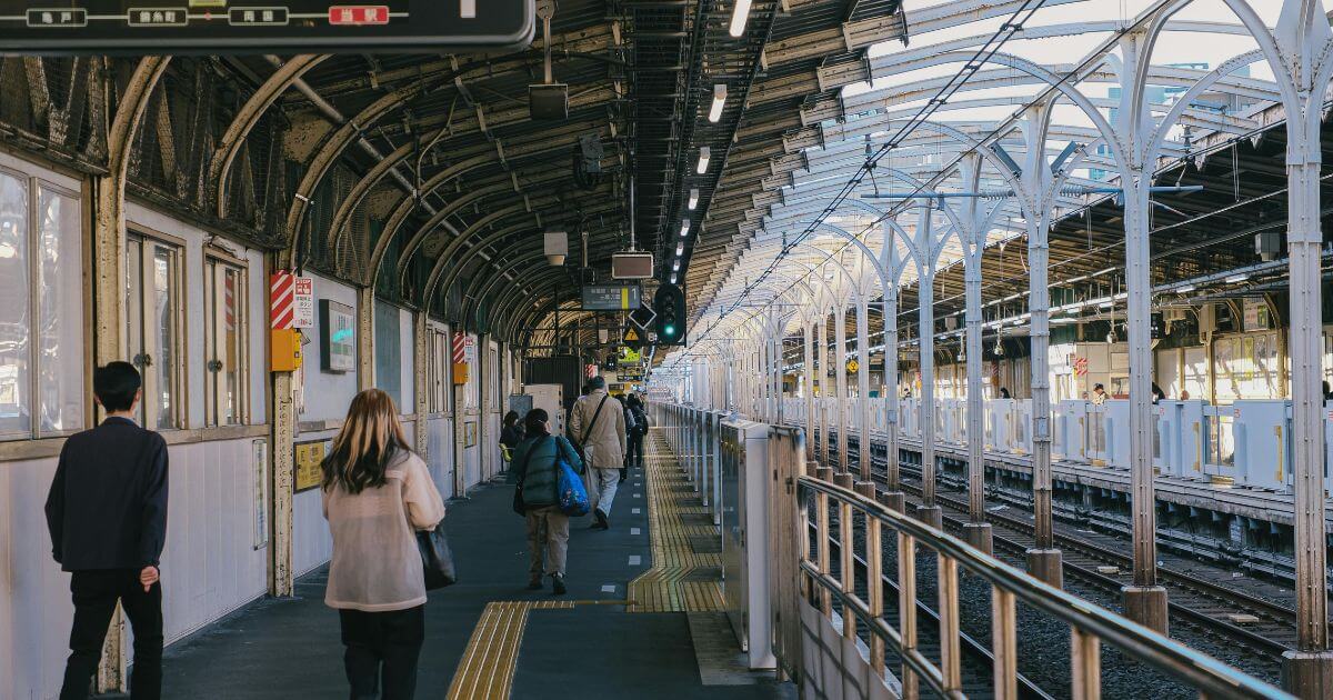 駅のホームを行き交う人々